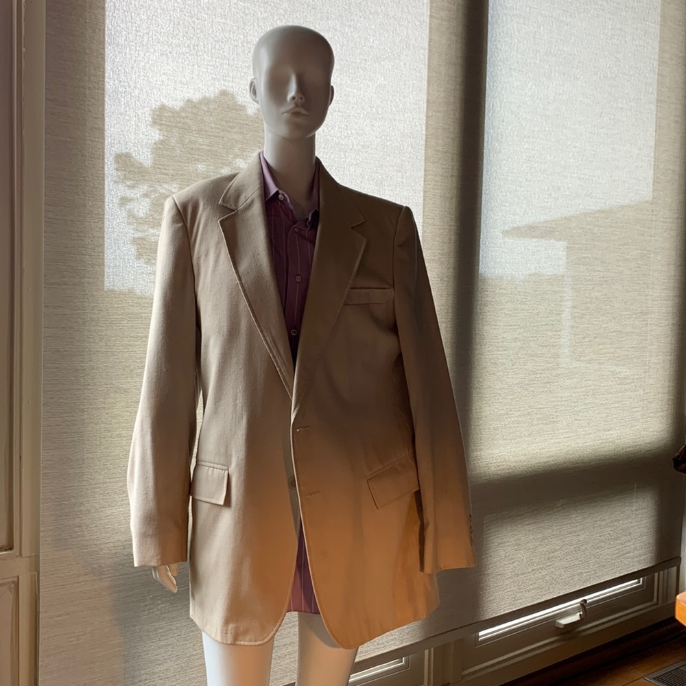 Tan suit jacket 42L (the mens store). Excellent condition.